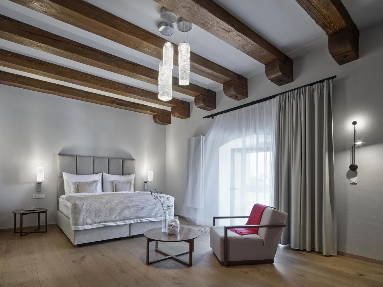 Lotrinsky Hotel Velké Pavlovice Exteriör bild