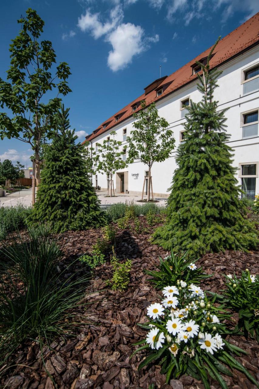 Lotrinsky Hotel Velké Pavlovice Exteriör bild