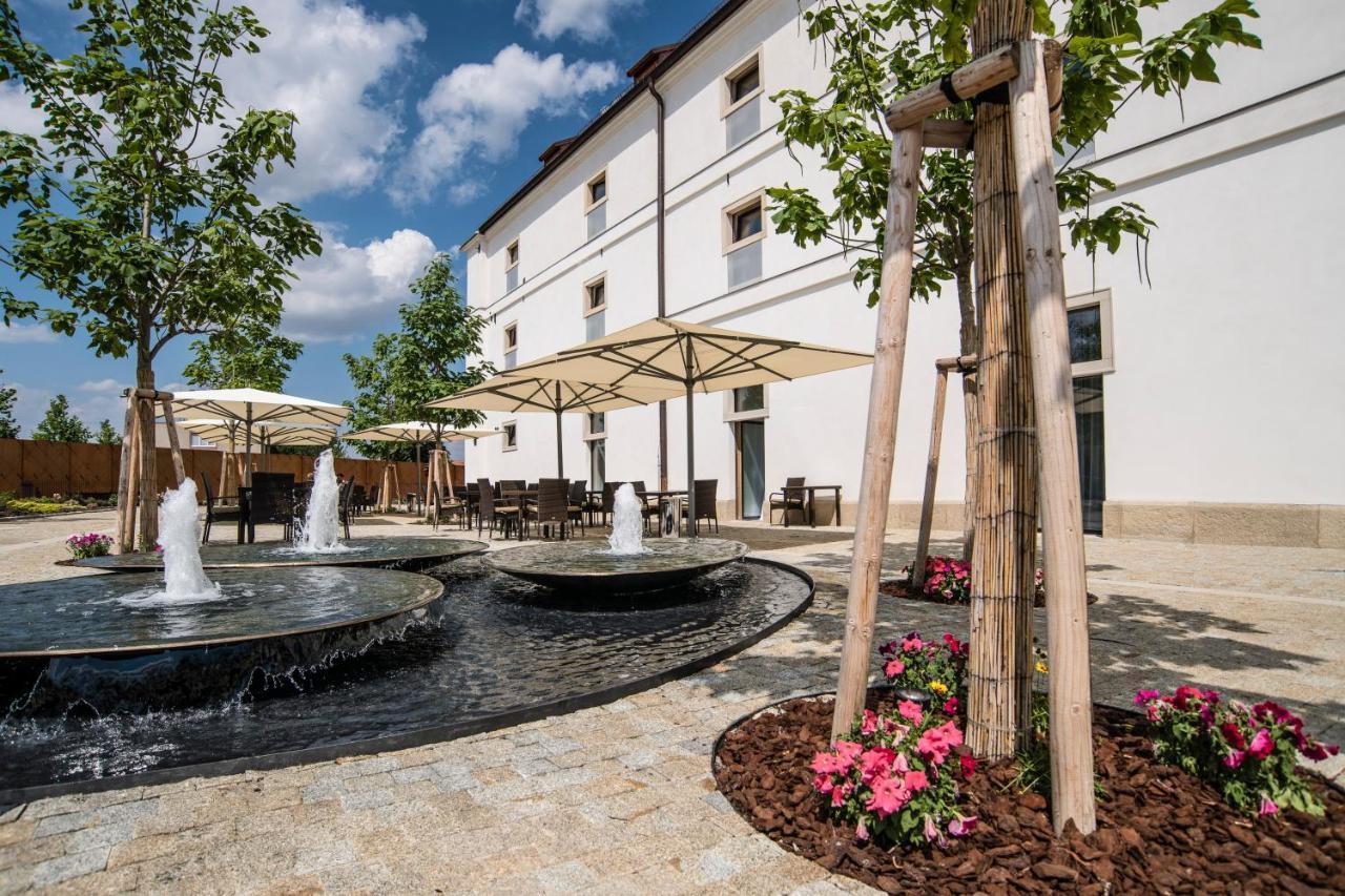 Lotrinsky Hotel Velké Pavlovice Exteriör bild