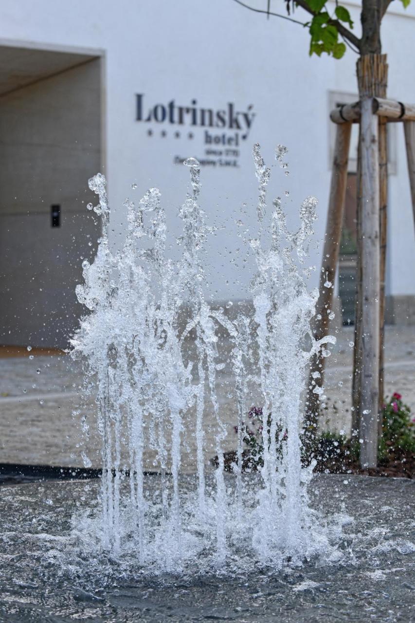 Lotrinsky Hotel Velké Pavlovice Exteriör bild
