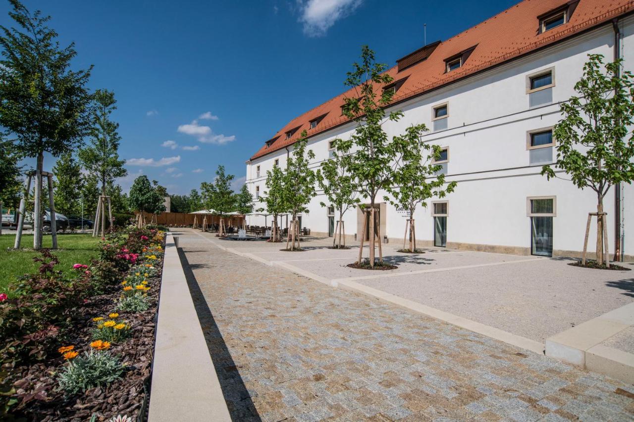 Lotrinsky Hotel Velké Pavlovice Exteriör bild